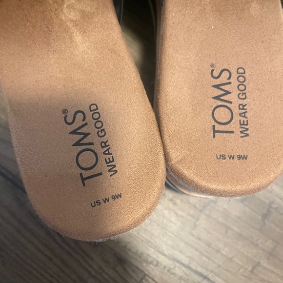 TOMS Women's Black Slide Sandals worn once! Size 9 - Picture 2 of 7